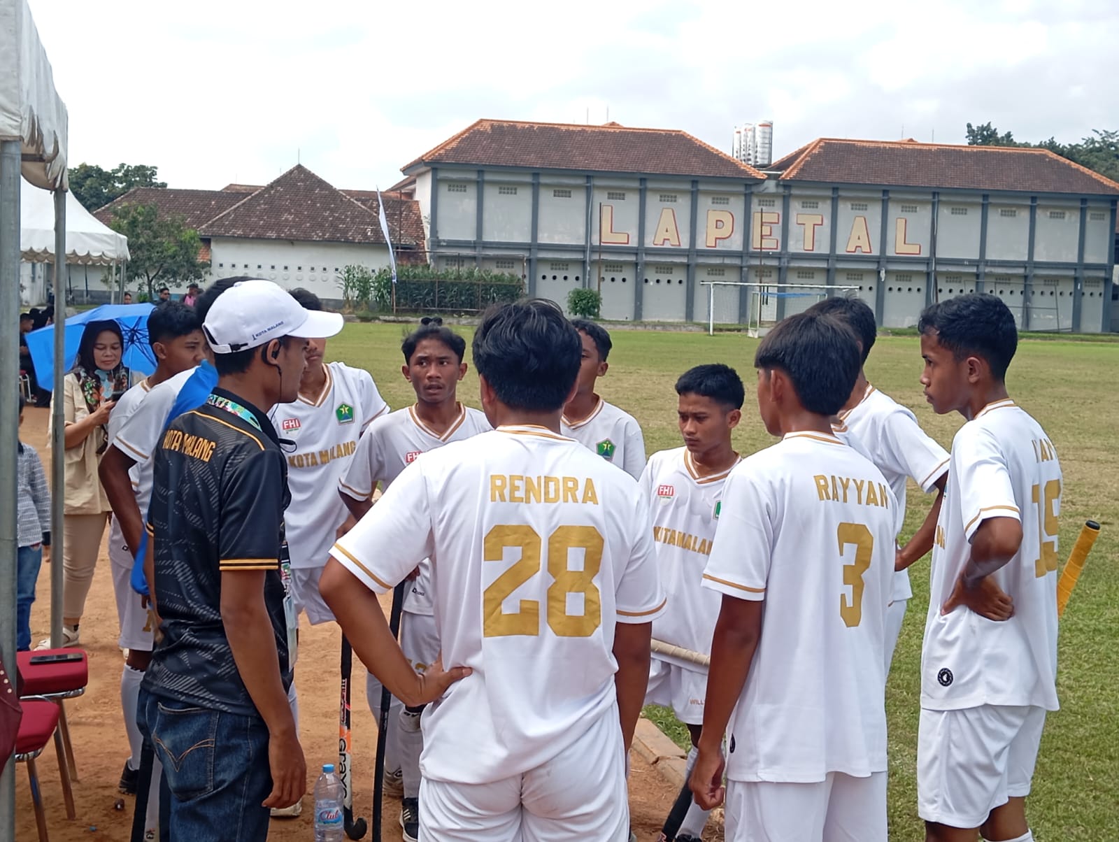 Hockey Putra Kota Malang dikalahkan dengan skor mutlak oleh Kabupaten Malang, pada pertandingan Hockey Outdoor Porprov Jatim 2025